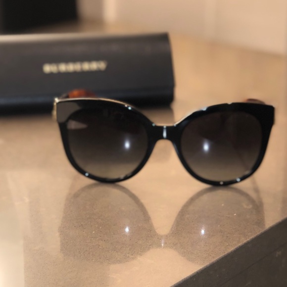 Burberry Sunglasses w/ Hard Case - Picture 3 of 8